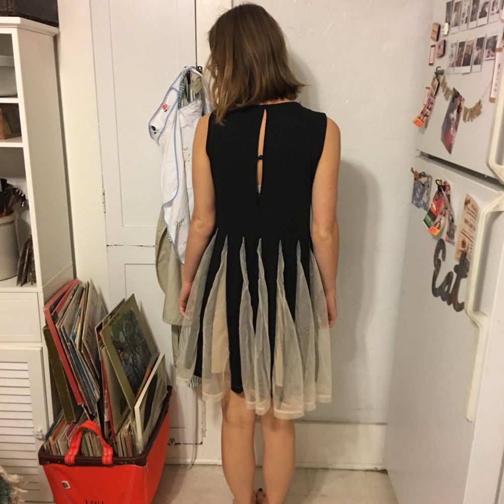 Sheath Princess Lace & Black Dress - Picture 4 of 4